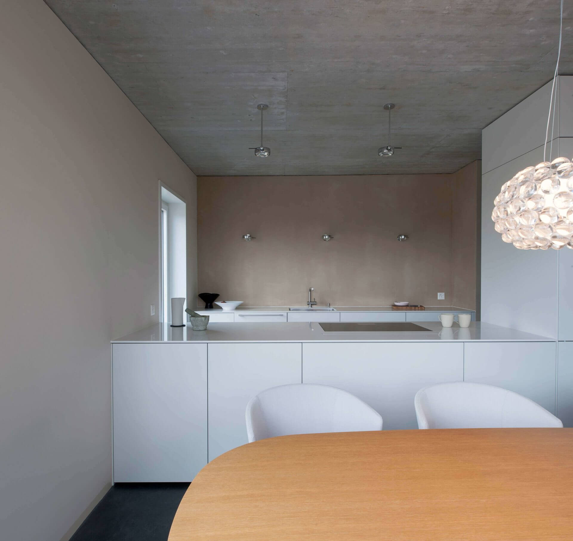 Urbane Einfachheit an der Aare.
Farb-, Material- und Einrichtungskonzept inklusive Beleuchtung Neubau Eigentumswohnung, Muri bei Bern